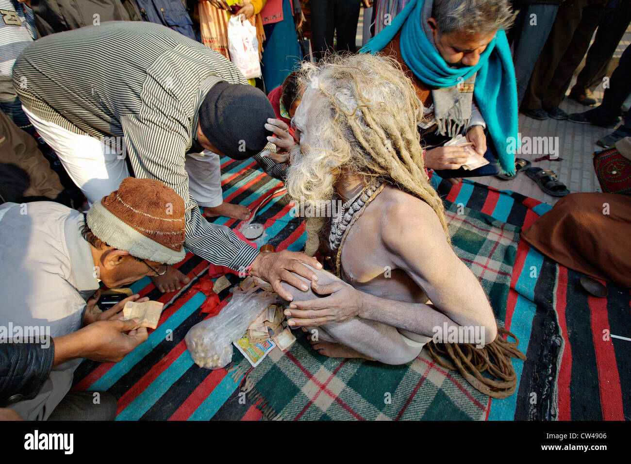 Sadhu (Heiliger) Segen Pilger auf der Straße während Kumbh Mela Festival 2010, Haridwar, Indien. Stockfoto