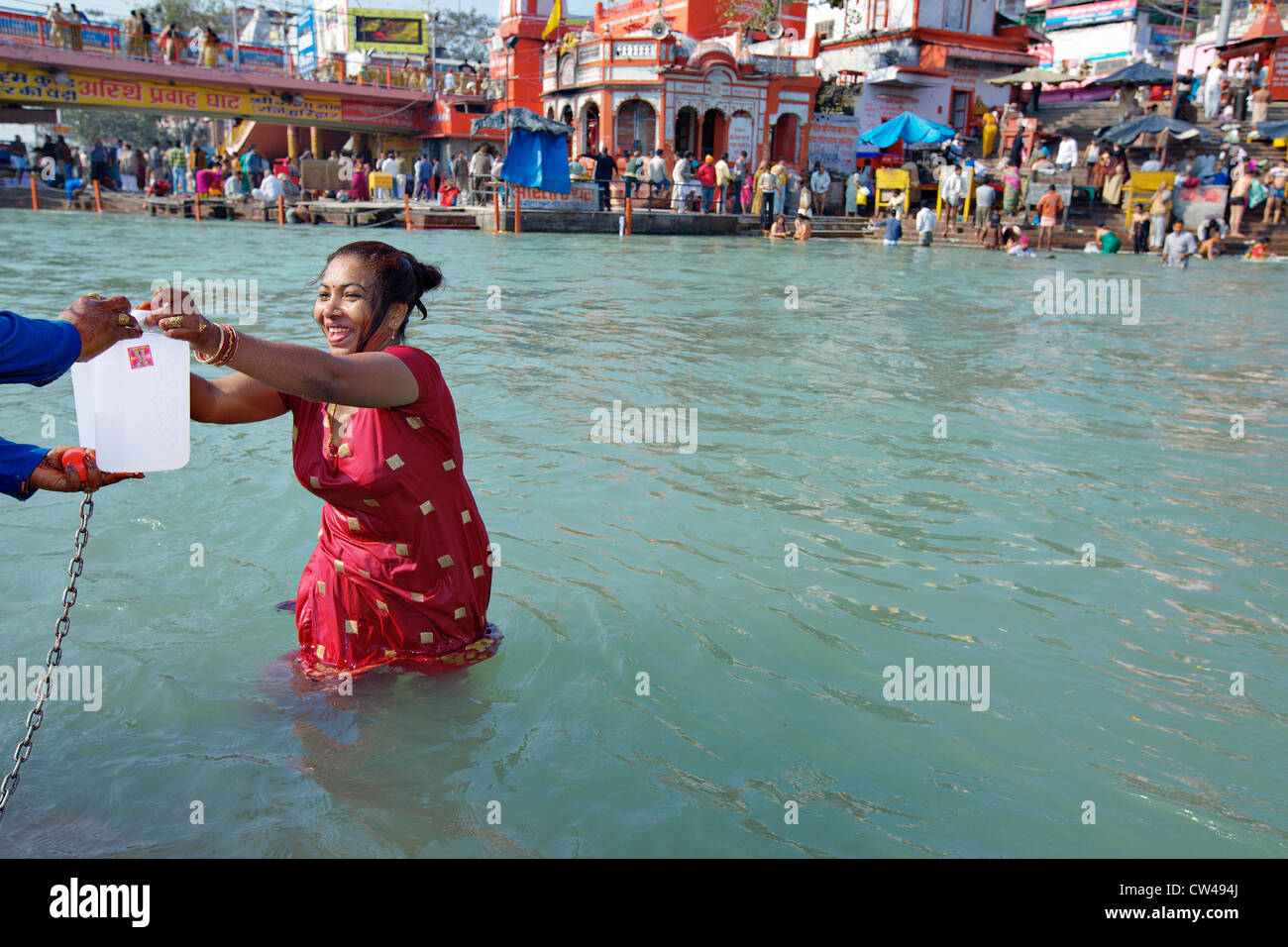 Pilger-Frau heiligen Wasser des Ganges Fluß zu sammeln. Kumbh Mela Festival 2010, Haridwar, Indien. Stockfoto