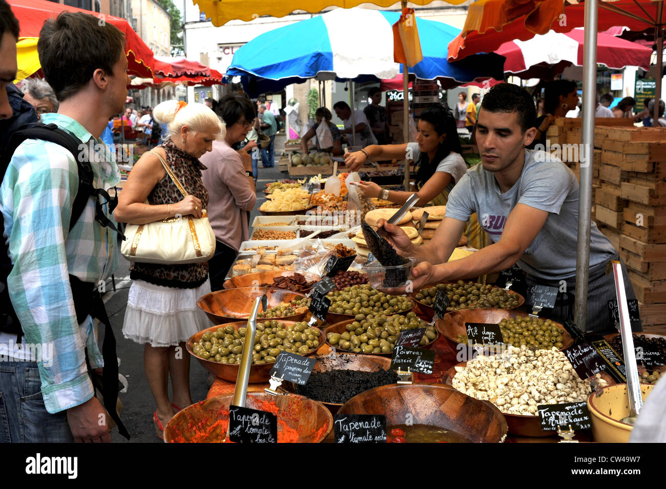 Mann verkaufte Oliven und Tapinade auf dem Straßenmarkt in Cahors in der Menge Region von Frankreich Südwesteuropa Stockfoto
