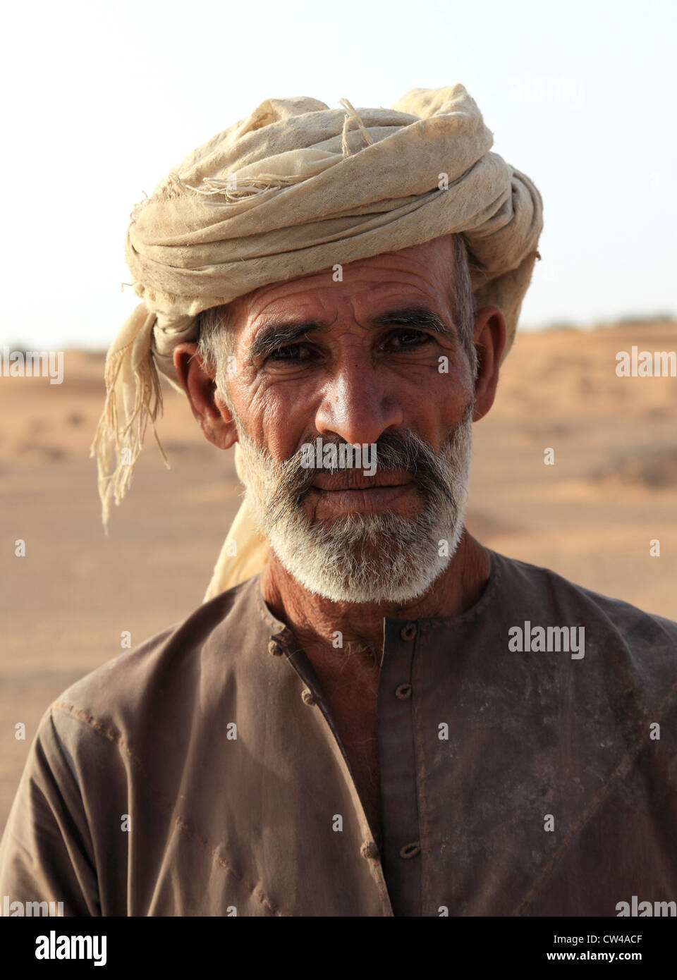 3500 Camel Herder, Wüste Bereich, Dubai, Vereinigte Arabische Emirate. Stockfoto