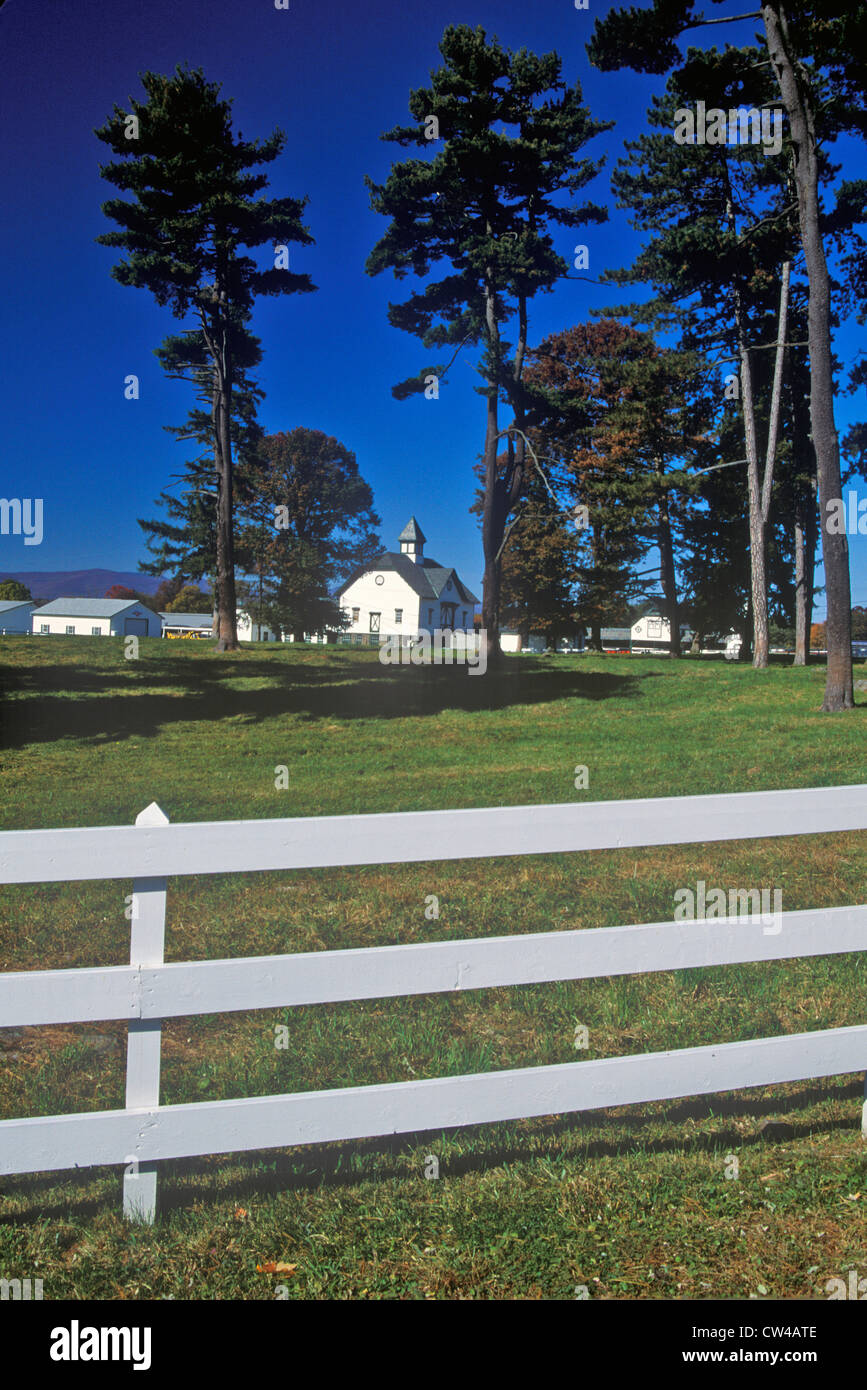 Lange Sicht einer Niederländisch-Scheune auf Simmons Farm, Route 103, NY Stockfoto