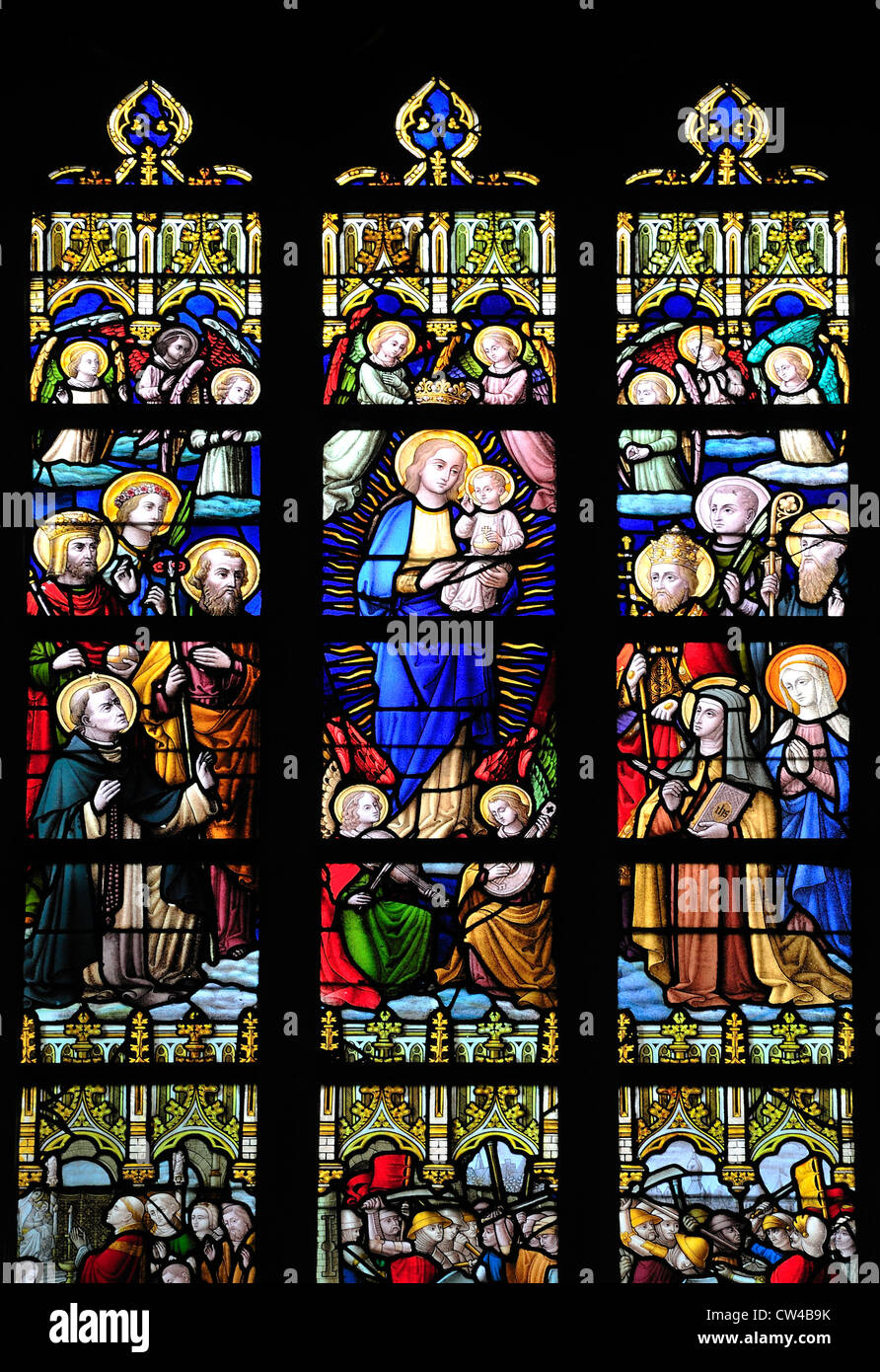 Kortrijk, Belgien. Sint-Maartenskerk / St. Martin-Kirche. Glasmalerei-Fenster Stockfoto