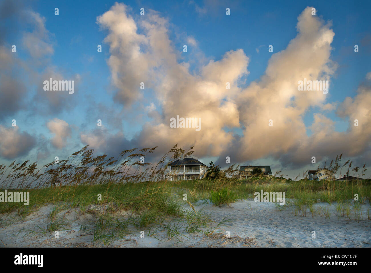 Häuser entlang des Strandes in Wrightsville Beach, North Carolina Stockfoto