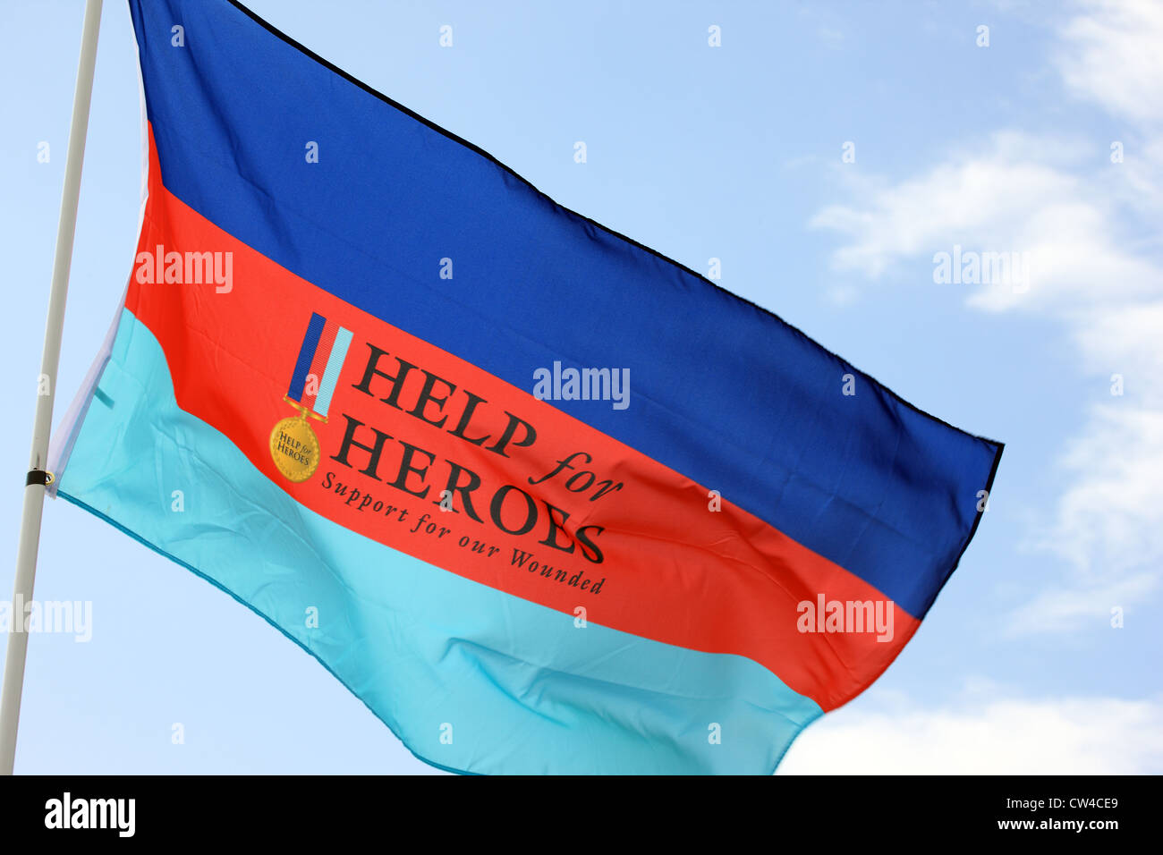 Hilfe für Helden Fahne flattert im Wind Stockfoto