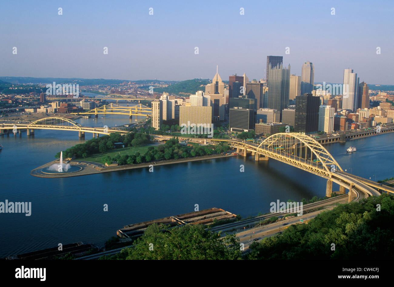 Freiheitsbrücke über Allegheny River bei Sonnenuntergang mit Skyline von Pittsburgh, PA Stockfoto