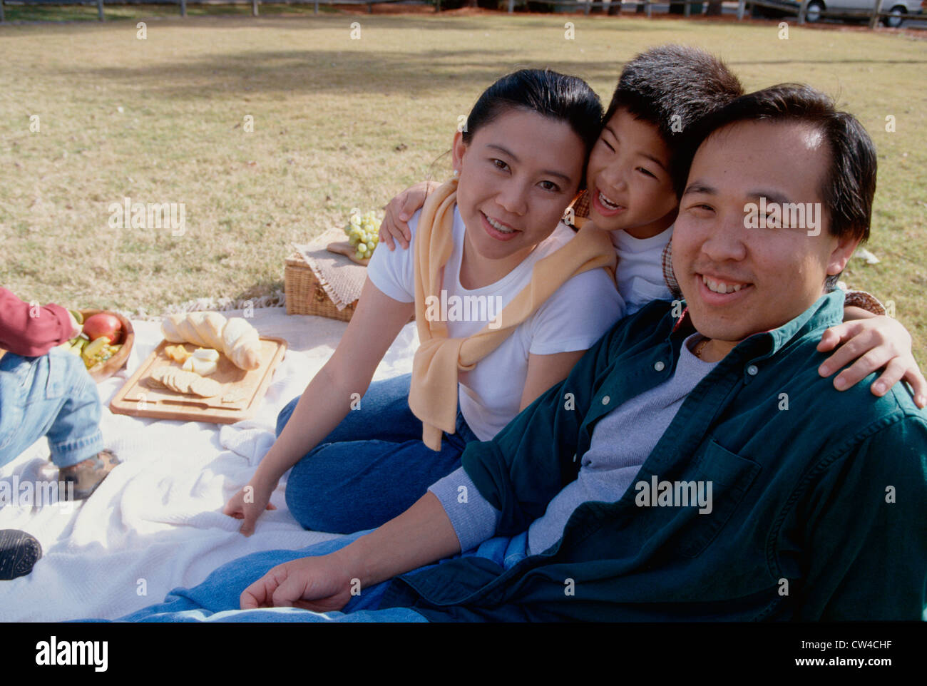 Porträt von Eltern mit ihrem Sohn bei einem Picknick Stockfoto