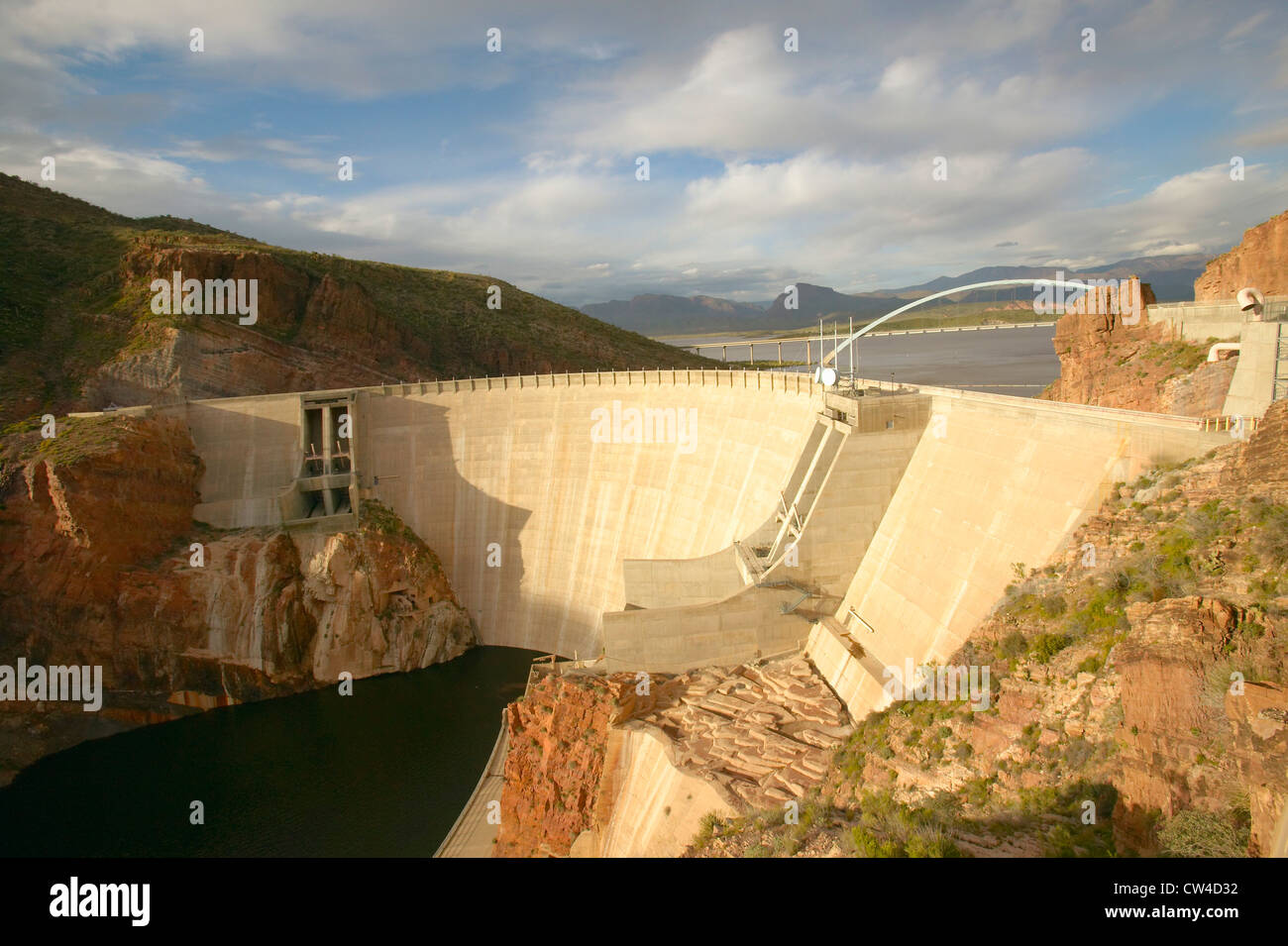 Theodore Roosevelt Dam auf Apache See, westlich von Phoenix AZ in den Bergen der Sierra Ancha Stockfoto