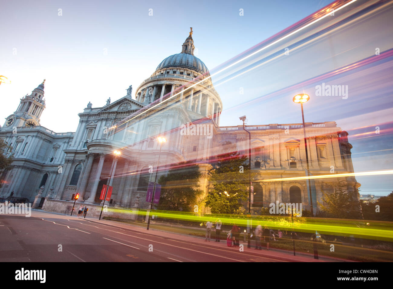 St. Pauls Cathedral bei Dämmerung, Central London, England, Vereinigtes Königreich Stockfoto