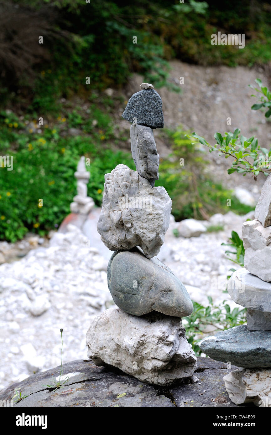 Steinen und Felsen genau übereinander auf dem Leim oder andere Befestigungen mit ausgeglichen. Stockfoto