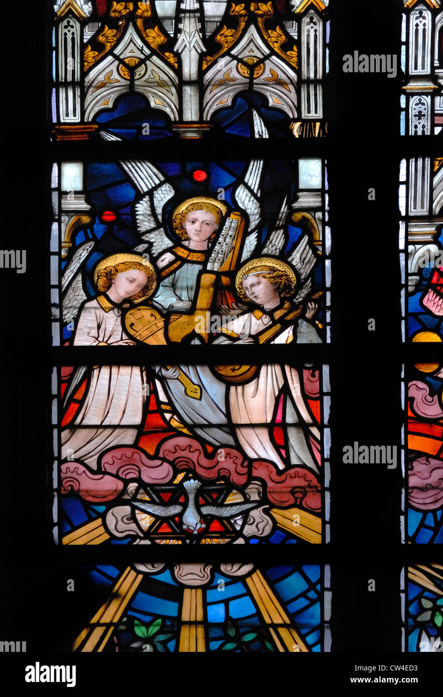 Kortrijk, Belgien. Sint-Maartenskerk / St. Martin-Kirche. Glasmalerei-Fenster. Engel spielen Musikinstrumente Stockfoto