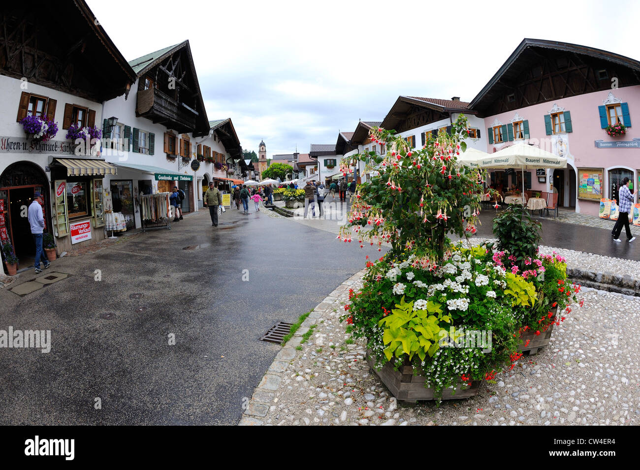 Nasse und feuchte Straße nach einem Regenschauer in Mittenwald, Deutschland. Stockfoto