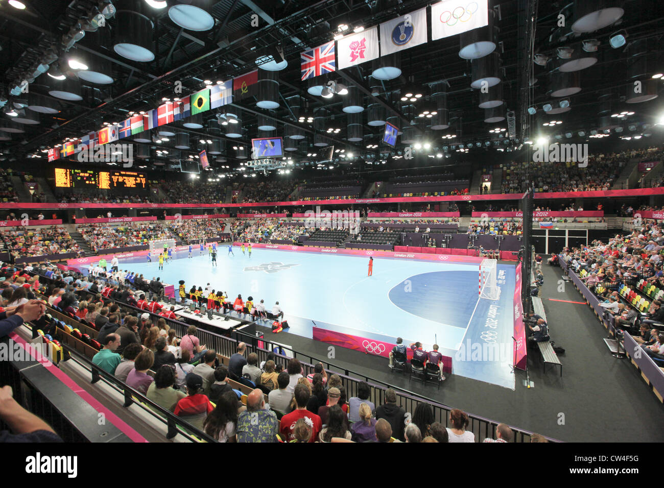 HANDBALL IN DER KUPFER-BOX ARENA WÄHREND DER OLYMPISCHEN SPIELE 2012 IN LONDON Stockfoto