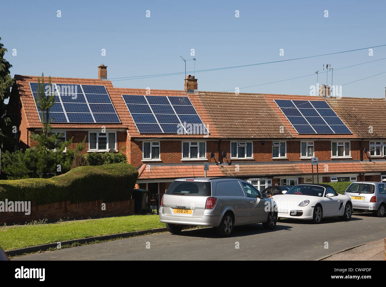 Solaranlagen auf Dächern von privaten Wohnungsbau england Stockfoto