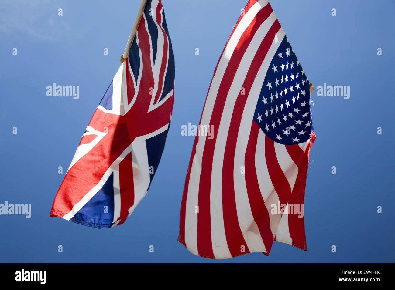Amerikanische Flagge mit Union Jack britische Flagge neben weißen Haus Washington DC als Symbol für besondere Beziehung zwischen hängen Stockfoto