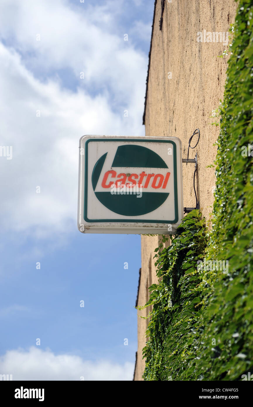 Castrol Öl Schild am Dorf von Cazals in der Menge Region von Frankreich Südwesteuropa Stockfoto