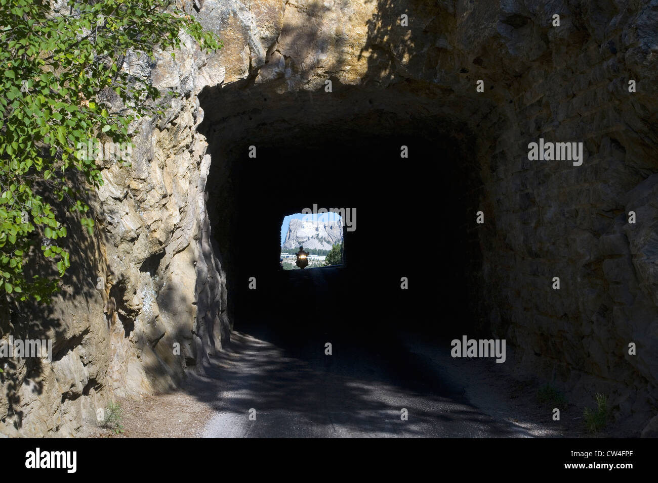 Motorradfahrer fahren Iron Mountain Road Tunnel im Black Hills mit Blick von Mount Rushmore National Memorial South Dakota Stockfoto