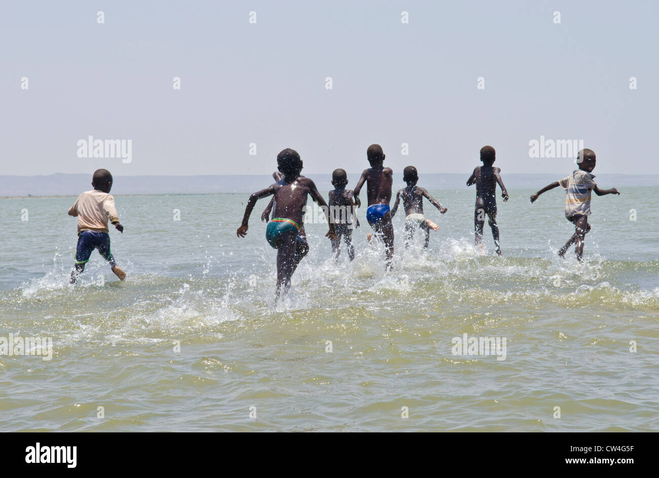 Turkana-Kinder spielen im Turkana-See, Nord-Kenia Stockfoto