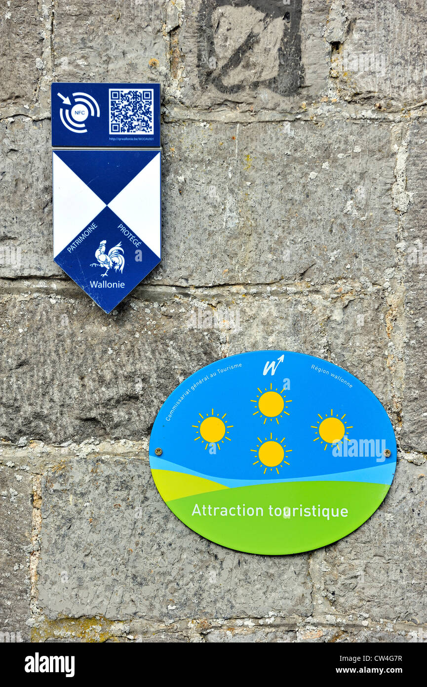 Schild mit den Logos der Kulturerbe-Gebäude / Patrimoine Schützling Wallonie und touristischen Ort von Interesse in Wallonien, Belgien Stockfoto