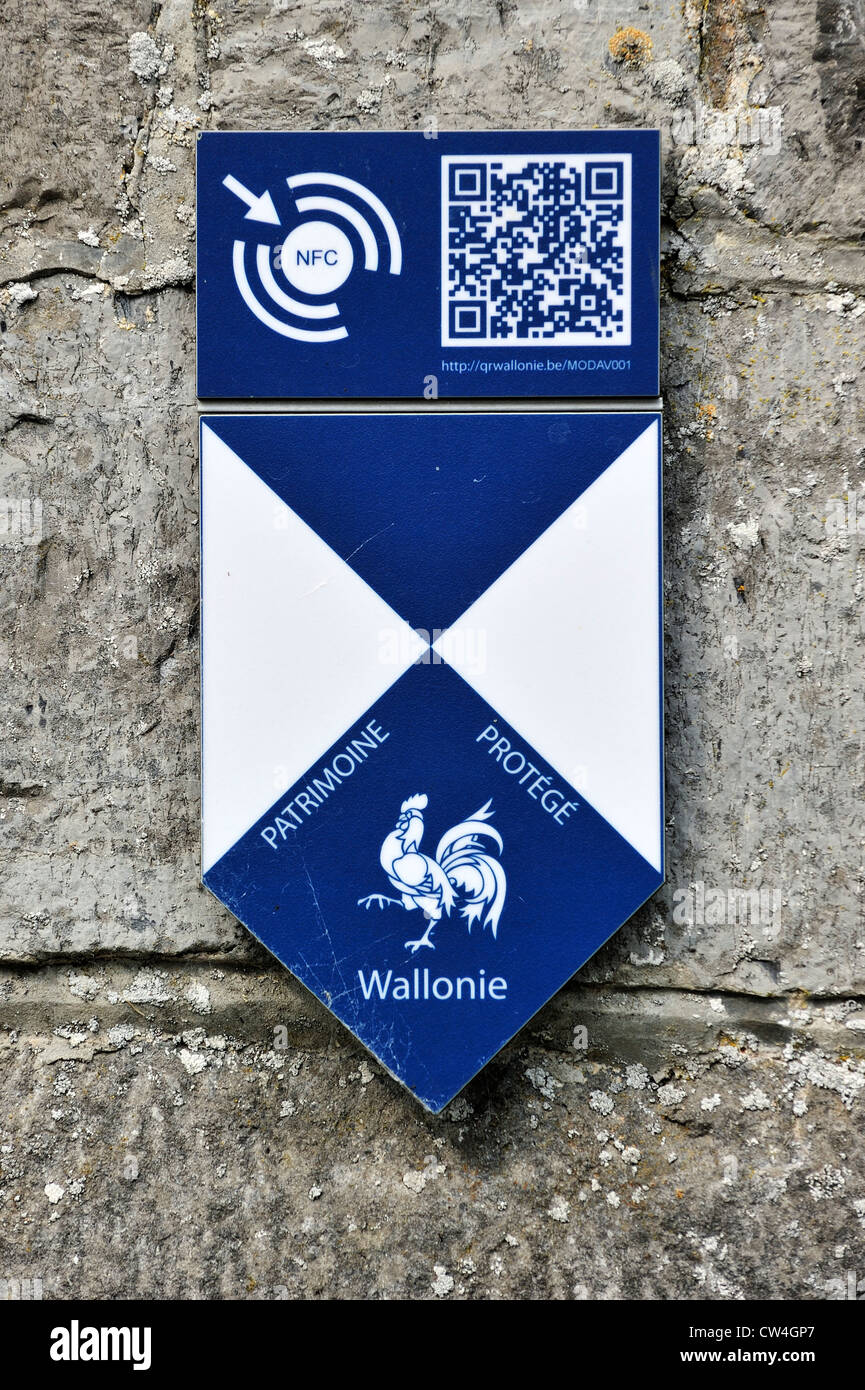 Schild mit Logo des kulturellen Erbes Gebäude / Patrimoine Schützling Wallonie, Wallonien, Belgien Stockfoto