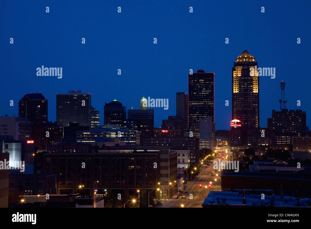 Des Moines, Iowa Skyline in der Abenddämmerung Stockfoto