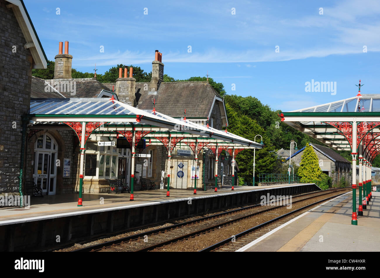 Vordächer und Plattformen in Grange-über-Sande Railway Station, Cumbria, England, UK Stockfoto