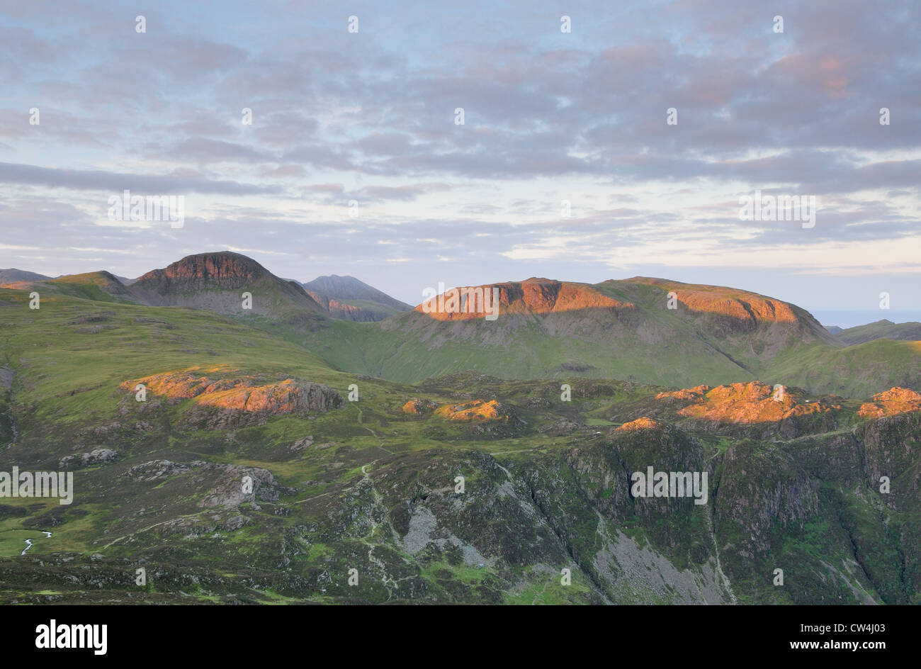 Sommer-Morgensonne auf großen Giebel, verliebte sich Kirk und Heuschober. Blick vom Fleetwith Hecht im englischen Lake District Stockfoto