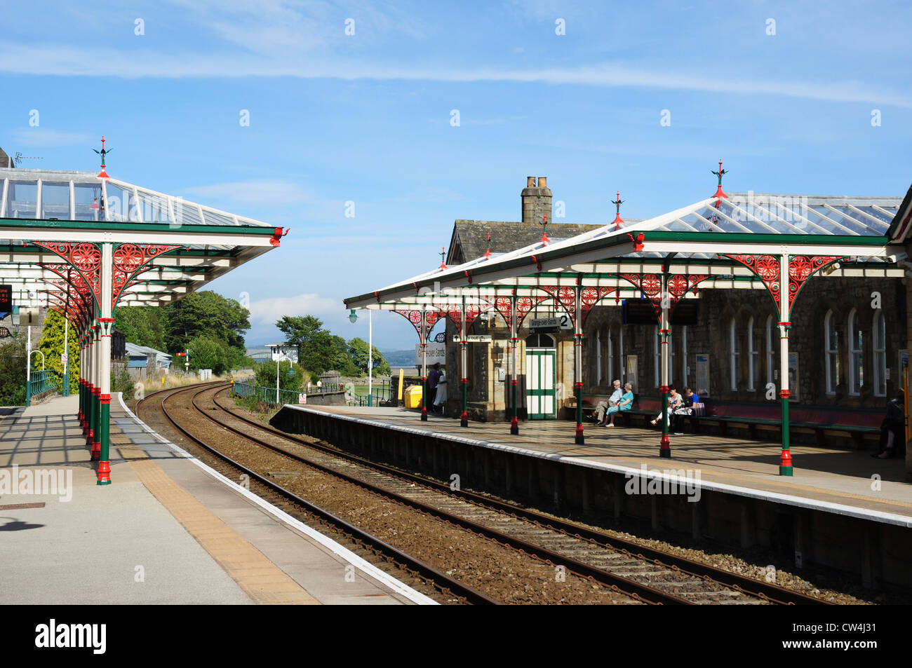 Vordächer und Plattformen in Grange-über-Sande Railway Station, Cumbria, England, UK Stockfoto