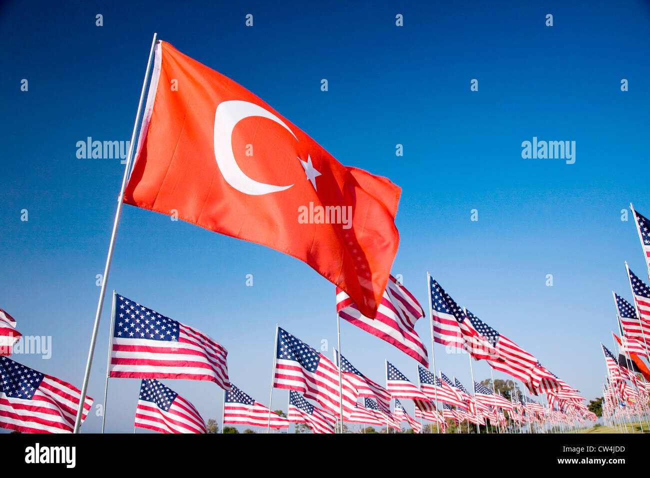 Türkische Flagge unter 3000 Flaggen, 11. September 2009, Malibu CA Stockfoto