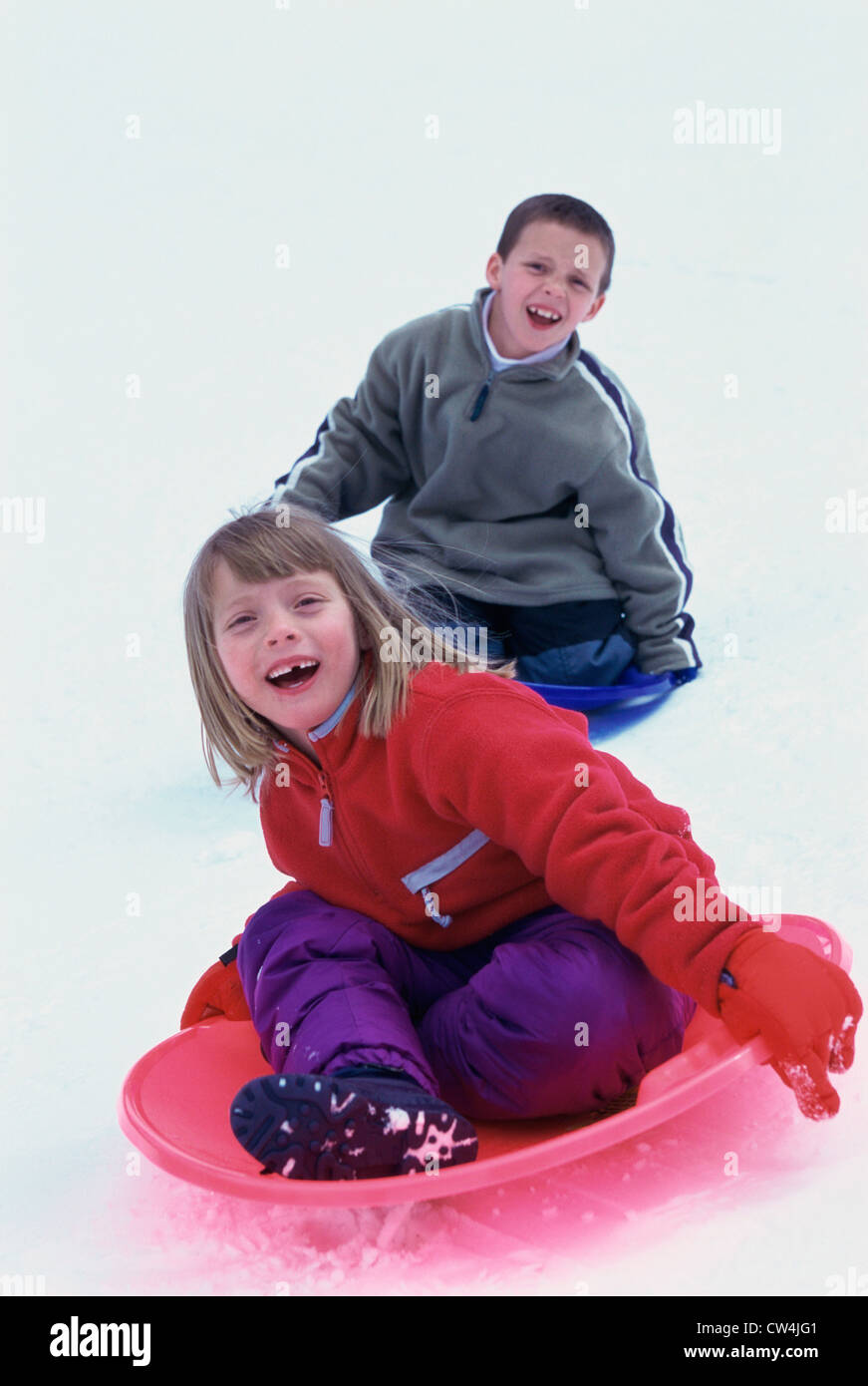 Porträt eines jungen und ein Mädchen reiten auf Untertassen Stockfoto