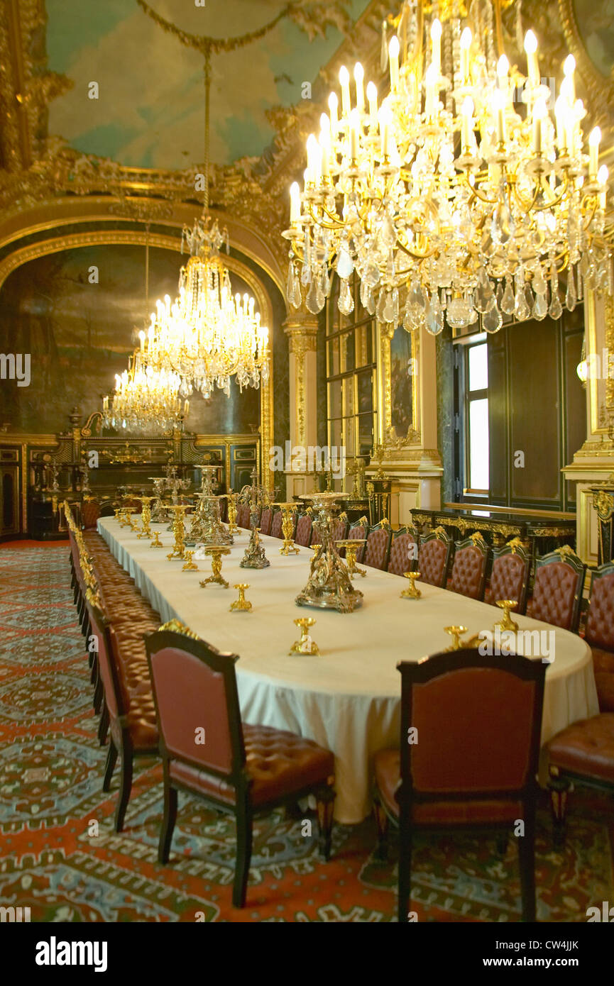 Die Kronleuchter und roten Samtstühlen im Grand Salon von Napoleon III im Louvre, Paris, Frankreich Stockfoto
