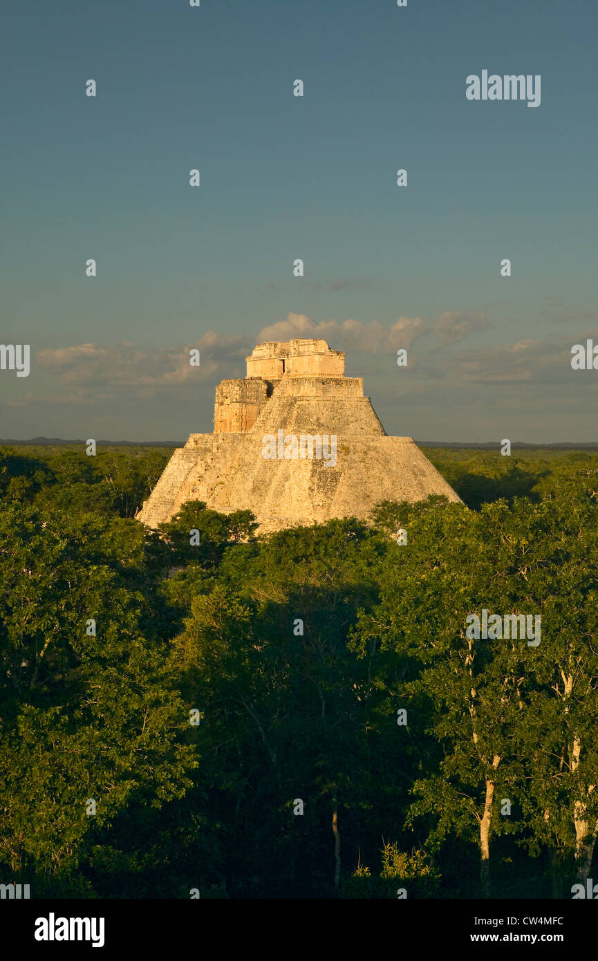 Pyramide des Zauberers, Maya-Ruine und Pyramide von Uxmal in der Yucatan Halbinsel, Mexiko bei Sonnenuntergang Stockfoto