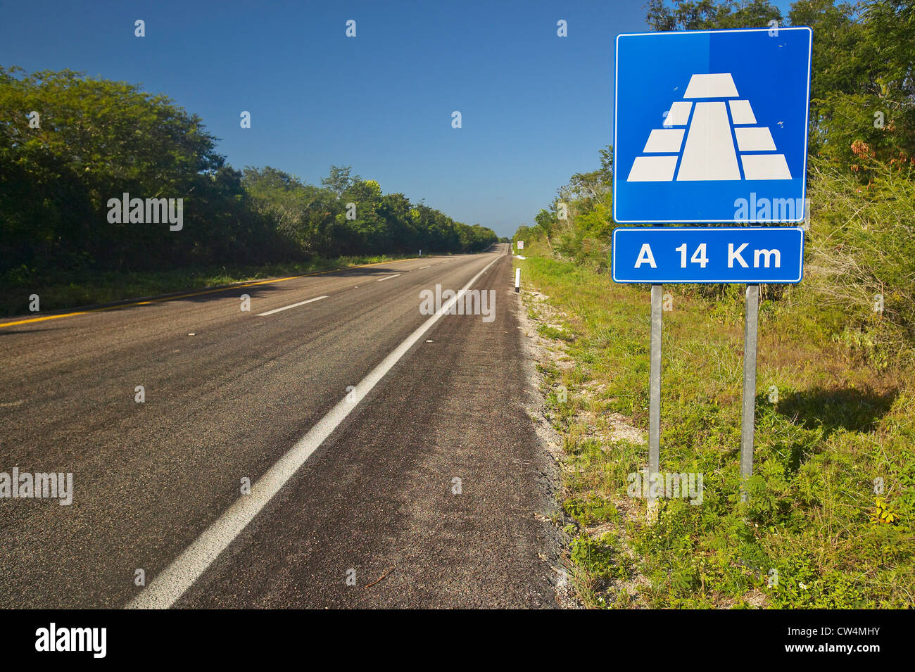 Verkehrszeichen auf mautpflichtigen Straße 180 in Halbinsel Yucatan Mexiko nach Chichen Itza Maya-Pyramide Kukulkan (auch bekannt als El Castillo) Stockfoto