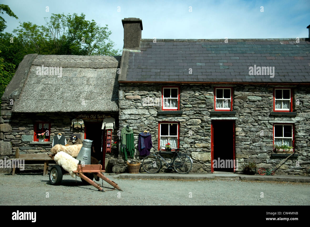 Molly Gallivan gemütliches Landhaus aus Stein ist ein Kunsthandwerk-Shop nördlich von Bantry Bay im County Kerry, Irland Stockfoto