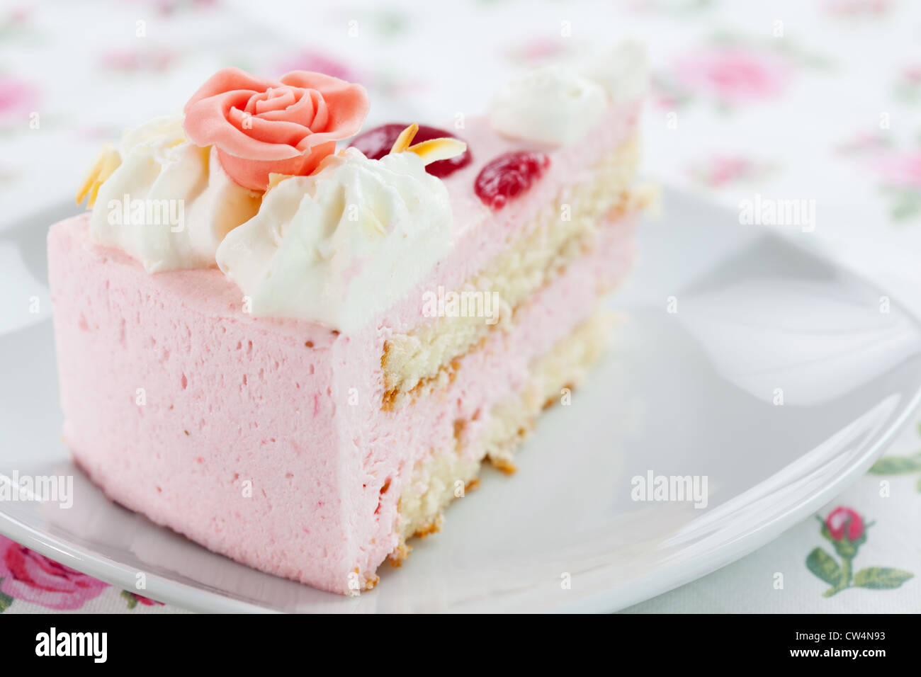 Detail der köstliche Erdbeer-Sahne-Torte - flachen DOF Stockfoto