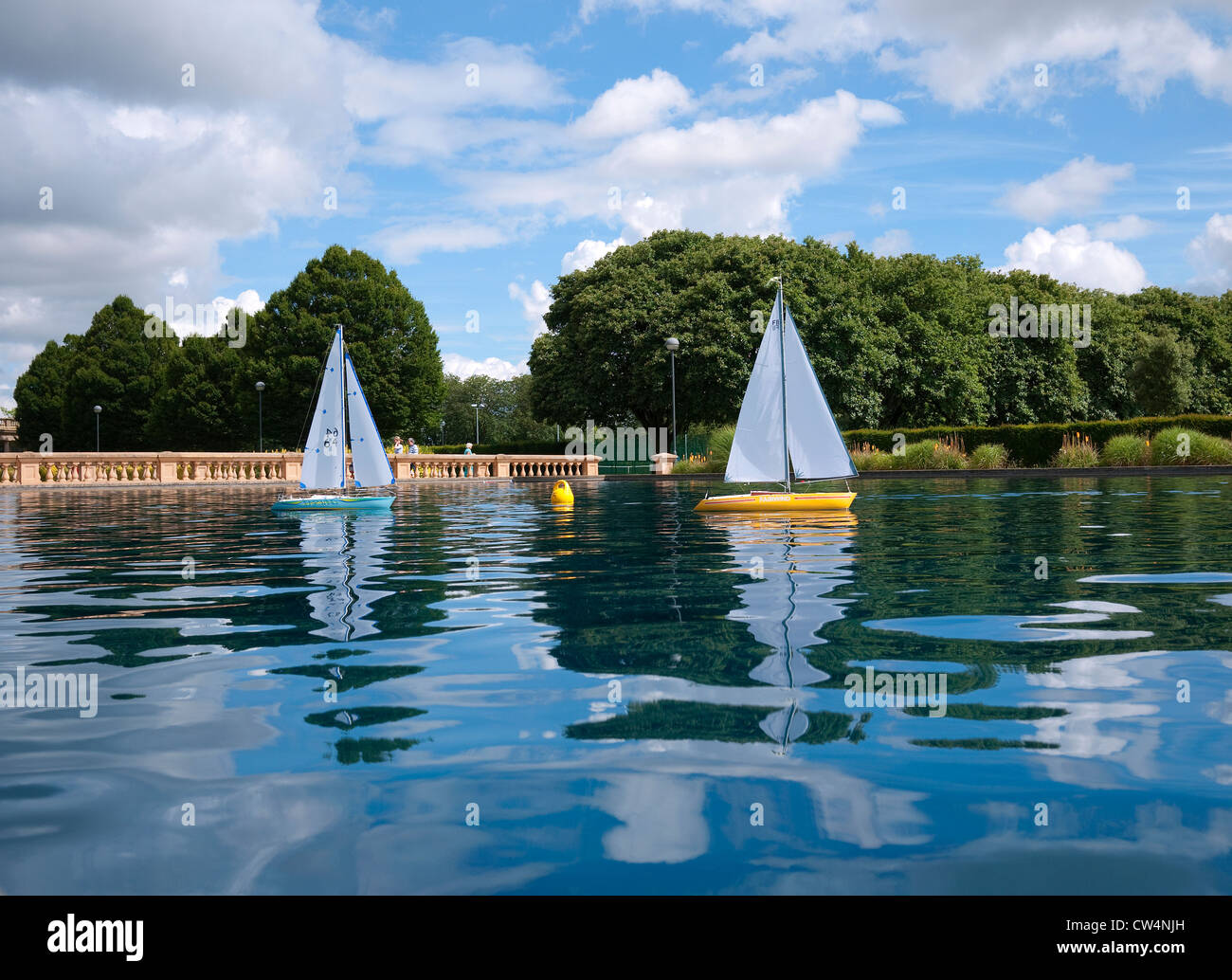 Modell-Yachten auf See zum Bootfahren in Eaton Park, Norwich, Norfolk, england Stockfoto