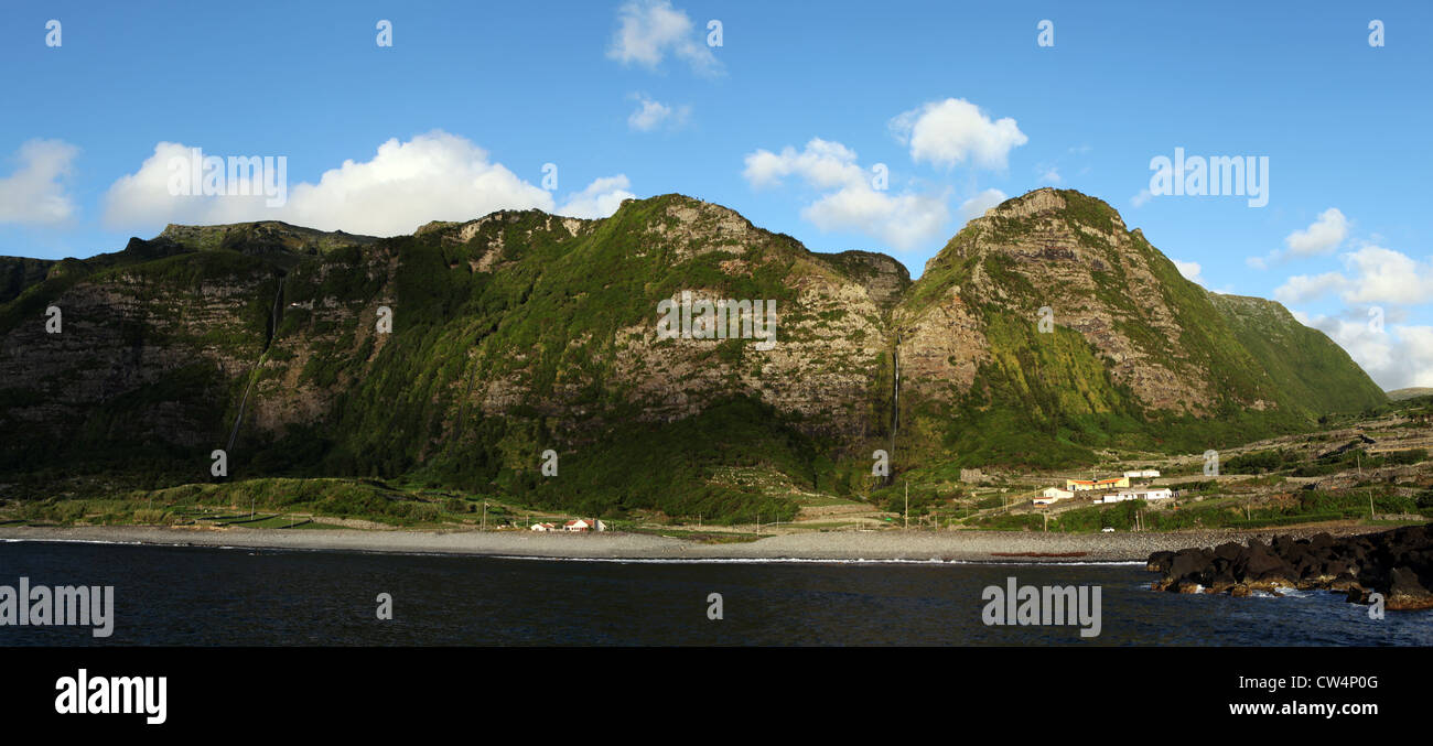 Panoramablick über Faja Grande, das westlichste Dorf in Europa, zeigt zwei Wasserfälle. Insel Flores, Azoren, Portugal Stockfoto