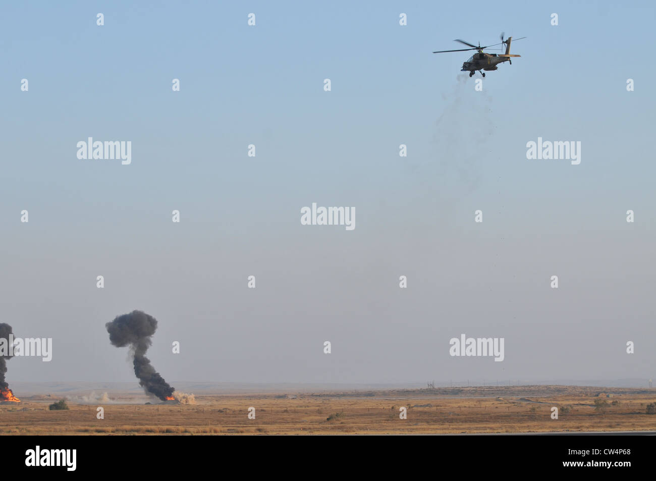 Israelische Luftwaffe AH-64A Apache im Flug Stockfoto