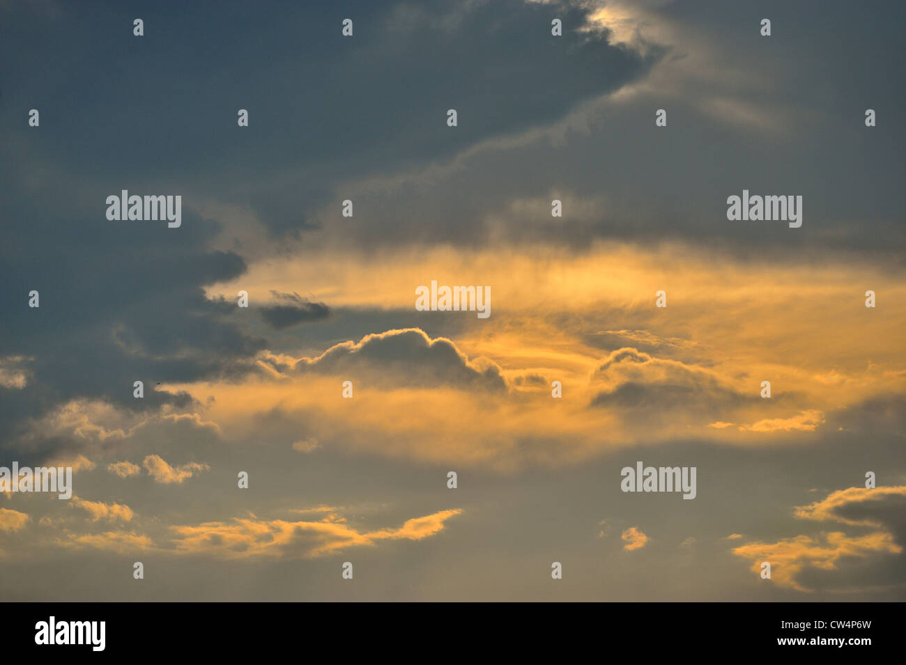 Gewitterwolken am Abendhimmel Stockfoto