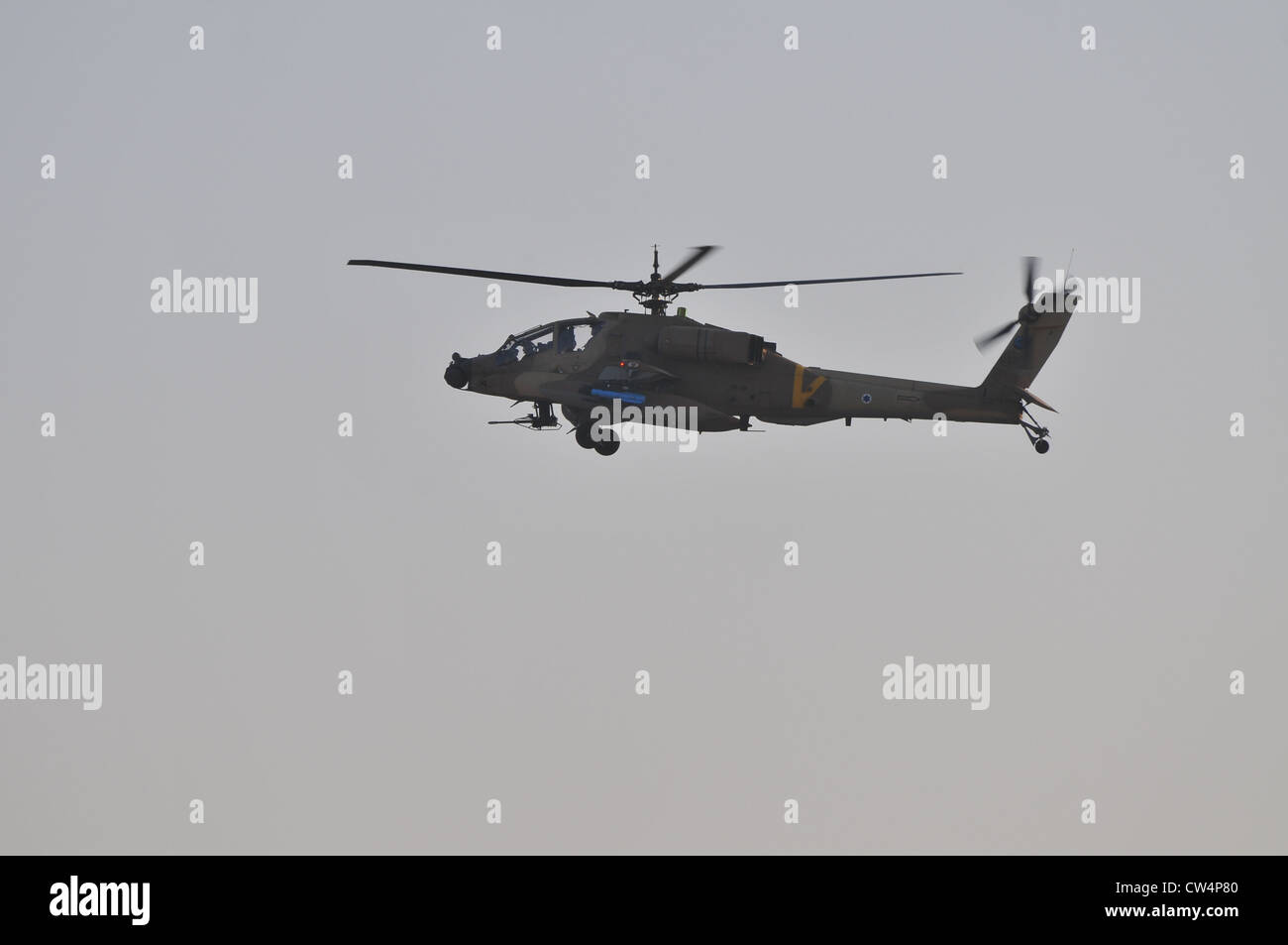 Israelische Luftwaffe AH-64A Apache im Flug Stockfoto