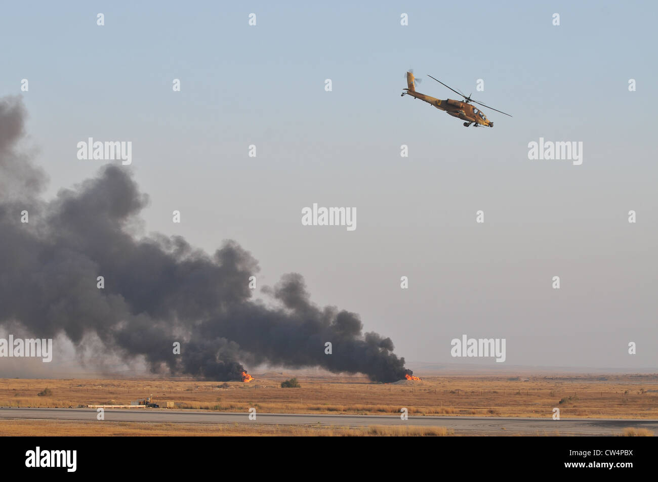 Israelische Luftwaffe AH-64A Apache im Flug Stockfoto