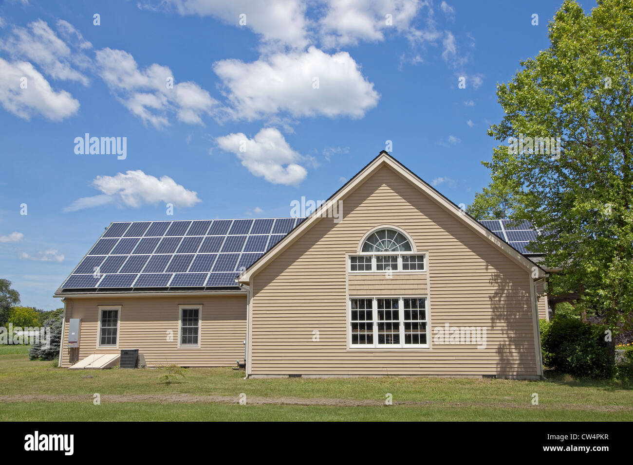 Sonnenkollektoren auf einem Haus in Sheffield, Massachusetts. Stockfoto