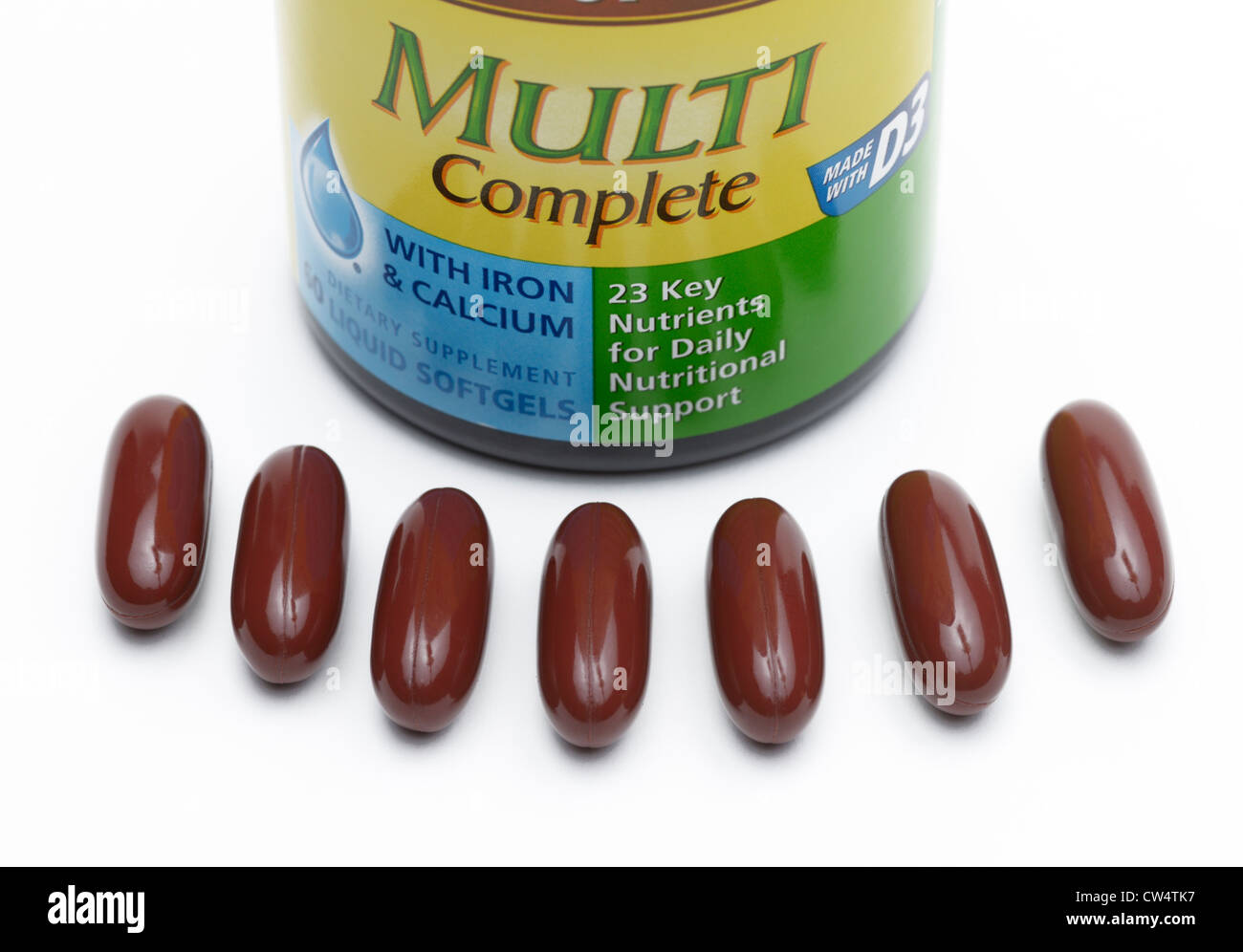 Multi-Vitamin-Ergänzungen.  Sieben Tabletten, eine für jeden Tag der Woche Stockfoto