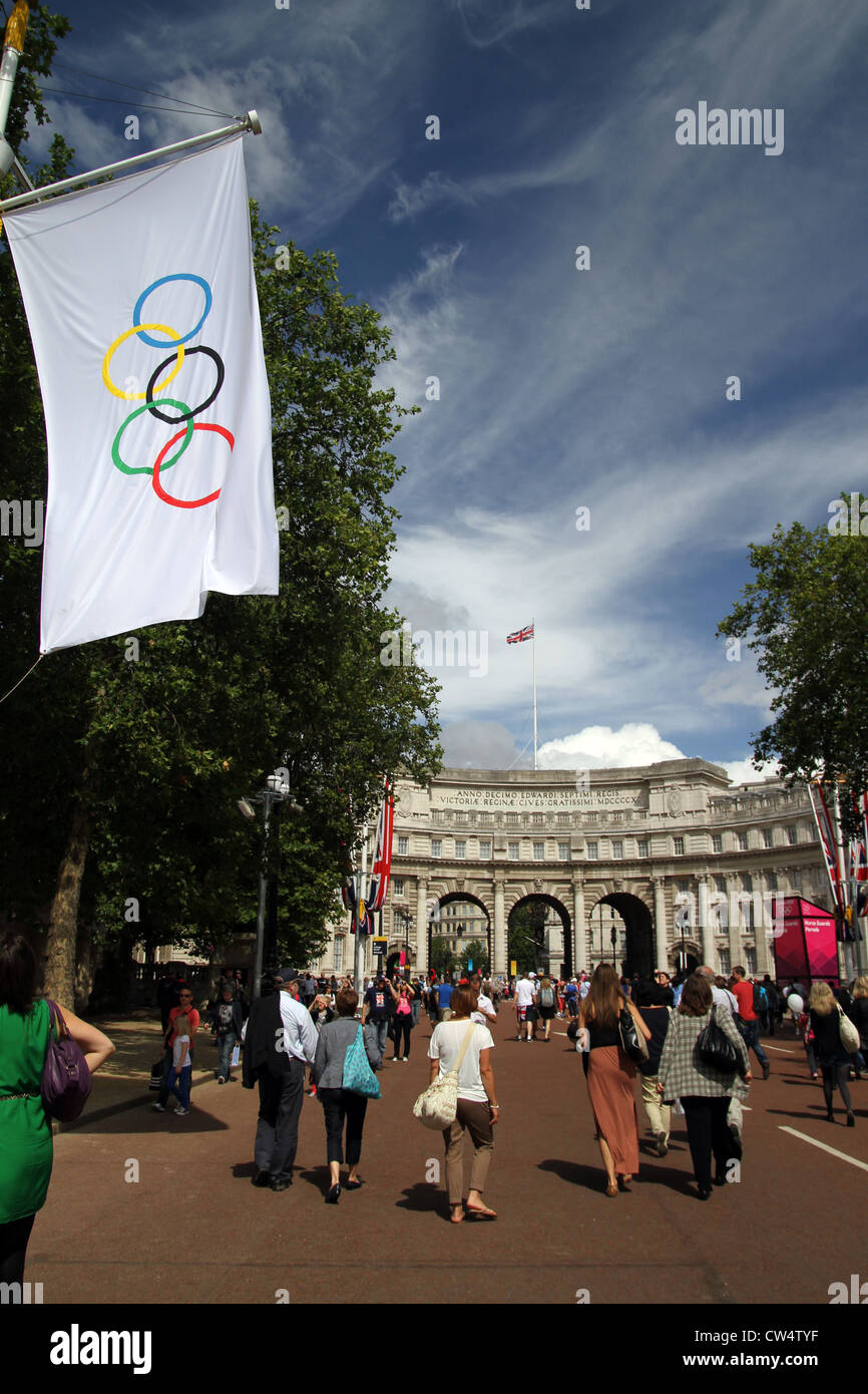 Die Olympische Flagge als Teil der Spiele in London 2012 mit Admiralty arch im Hintergrund. Stockfoto