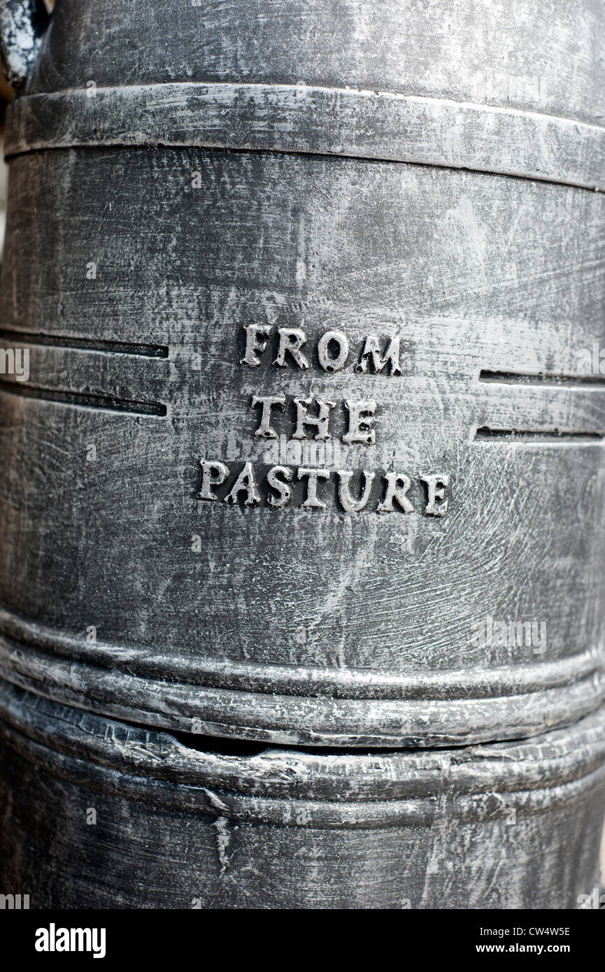 Detail einer Milchkanne mit den Worten von der Weide auf ihr eingeprägten hautnah. Stockfoto