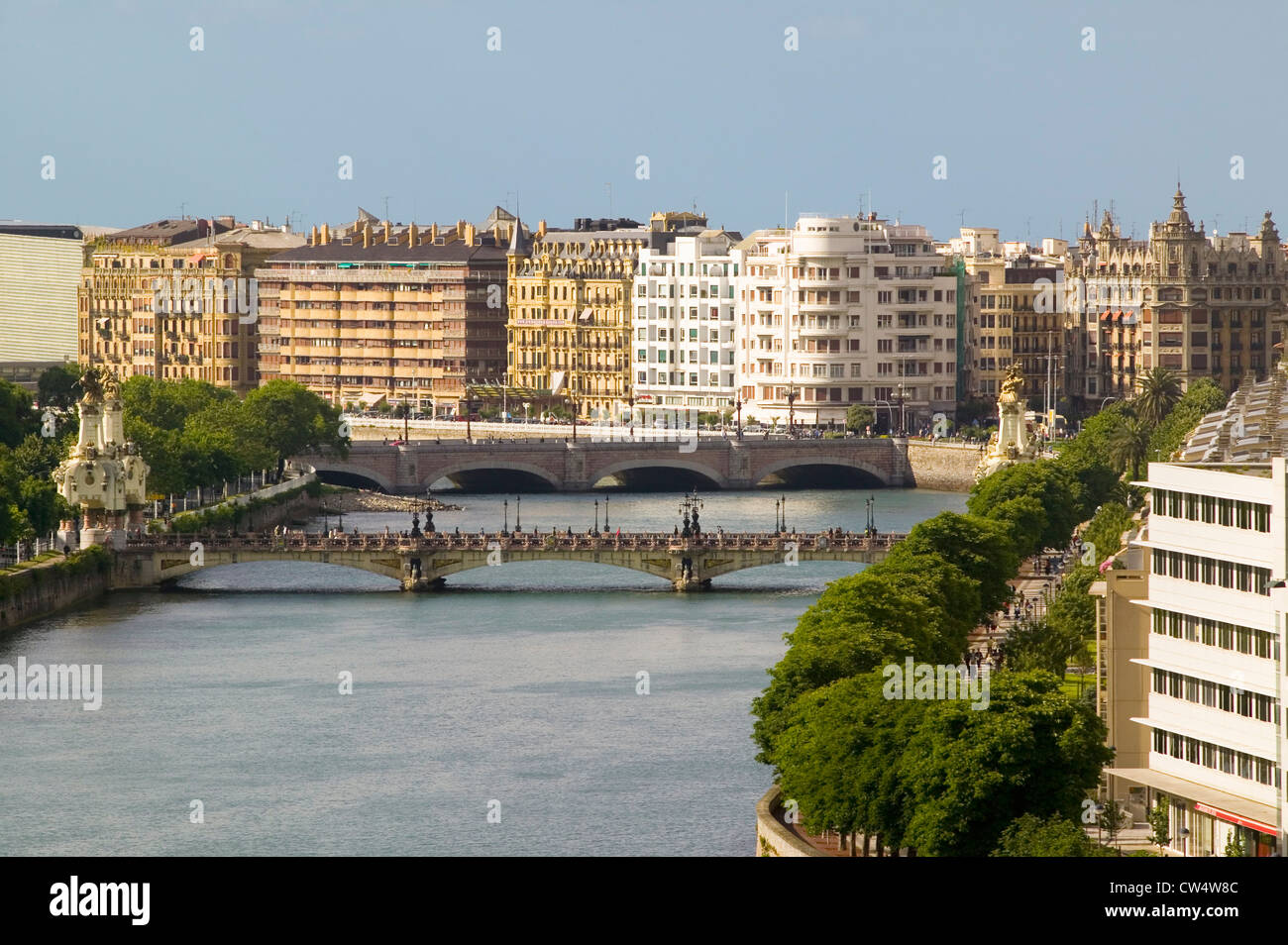 Wohnhäuser säumen Fluss Urumea Maria Cristina Brücke im spanischen Ferienort Stadt San Sebastian-Donostia Baskenland Stockfoto