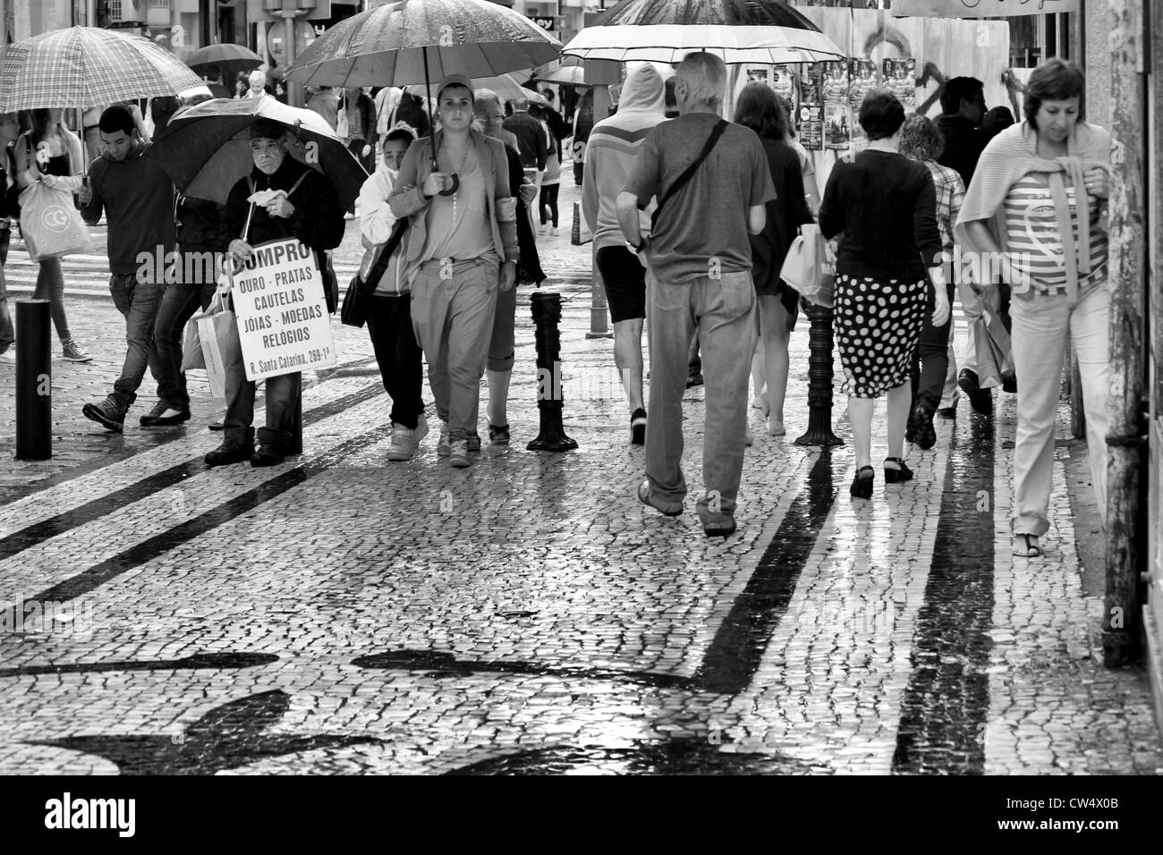 Straßenszene von Menschen beim Einkaufen in Porto, Portugal, Europa Stockfoto