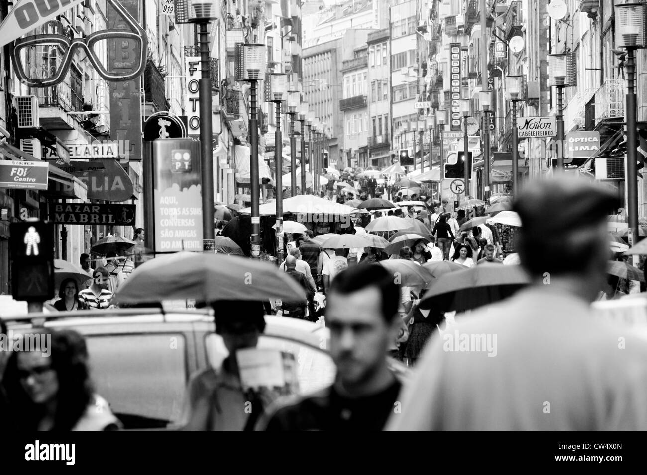 Straßenszene von Menschen beim Einkaufen in Porto, Portugal, Europa Stockfoto