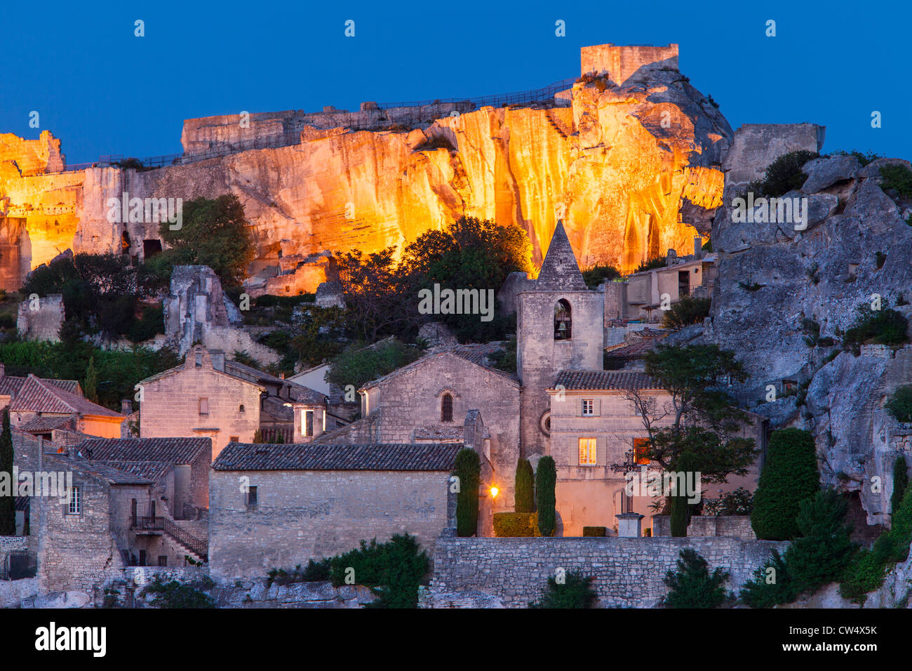 Dämmerung über der mittelalterlichen Stadt von Les Baux de Provence, Frankreich Stockfoto