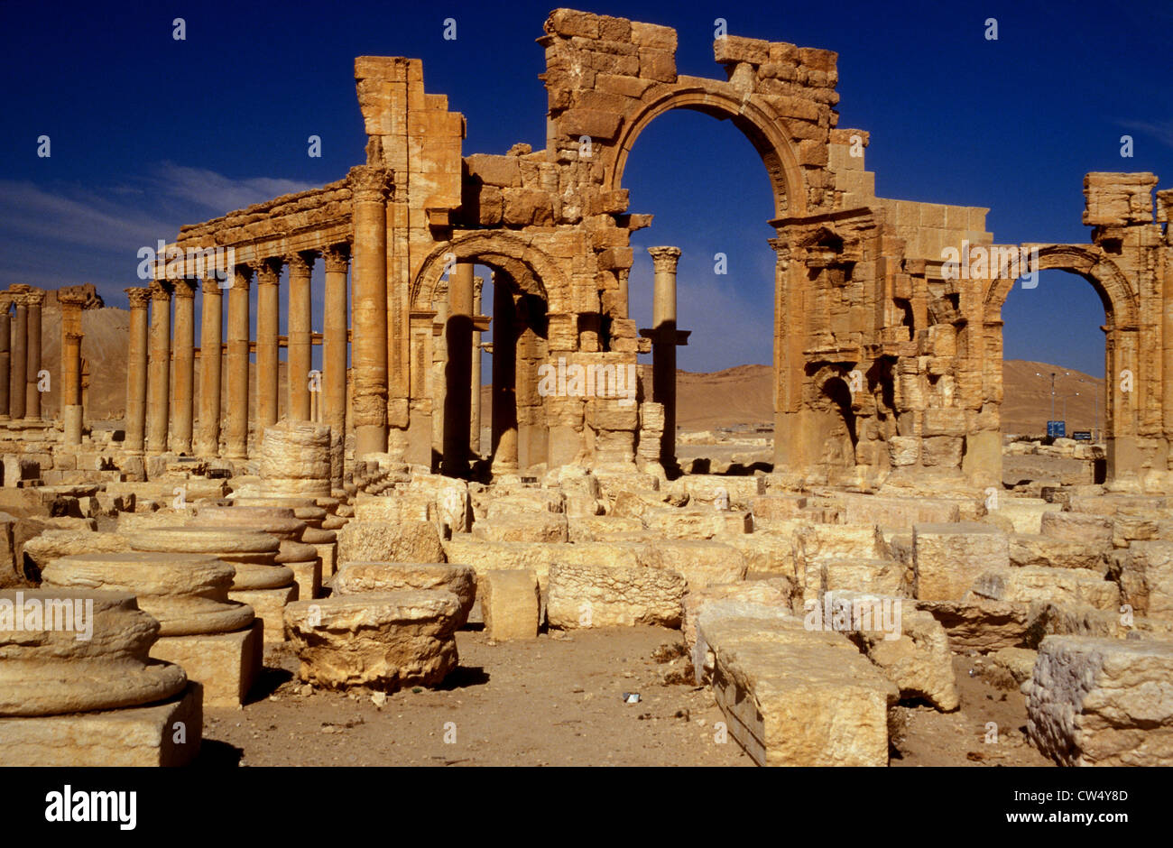 Historische Ruinen der römischen Stadt Palmyra, mit Triumphbogen, Syrien, 1984 Stockfoto