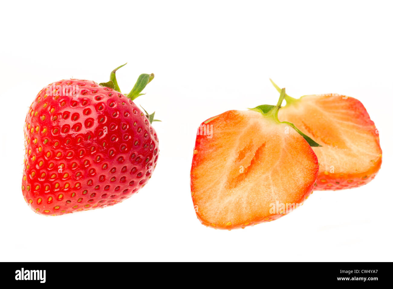 Eine ganze Erdbeere und ein weiteres schneiden im halb - Studio gedreht mit weißem Hintergrund Stockfoto